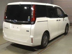 Toyota ESQUIRE 2015 года ZWR80-0113327 ID: 560655 3