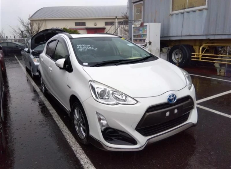 Toyota AQUA 2015 года NHP10-6402842 ID: 452092